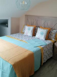 ein Schlafzimmer mit einem großen Bett mit bunten Kissen in der Unterkunft A casa do camiño in Noya