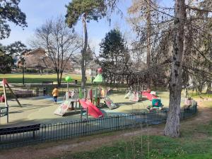 Herní místnost nebo prostor pro děti v ubytování CHARMANT APPARTEMENT à 150 M des THERMES et du CENTRE VILLE
