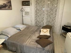 a bedroom with a bed with two pillows on it at Appartement Les Pieds dans l'eau in Collioure +5 photos