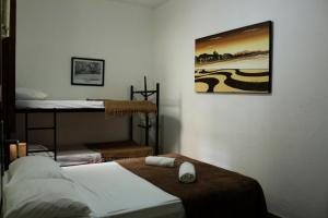 1 dormitorio con 2 literas y una foto en la pared en Pousadinha Copacabana, en Río de Janeiro