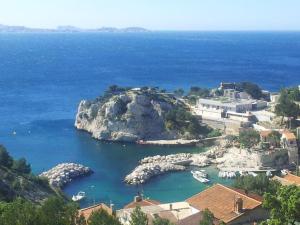 Majoituspaikan STUDIO VUE MER ET CHATEAU EN PROVENCE kuva ylhäältä päin