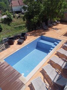 una piscina con sillas y una piscina en Quinta Machado Da Pedra Bela, en Gerês
