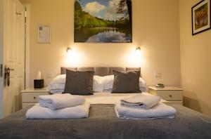 1 dormitorio con 1 cama grande y toallas. en Deanfield en Parkend