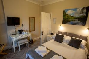 Dormitorio con cama, escritorio y TV en Deanfield en Parkend