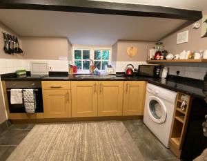 een keuken met een wasmachine en een wasmachine bij Ty Capel Isa in Blaenau-Ffestiniog