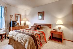 Säng eller sängar i ett rum på One-Bedroom Mountainside Condo D107