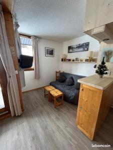 een woonkamer met een bank en een tafel bij Duplex la Plagne Montalbert in Aime La Plagne