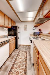 Ett kök eller pentry på One-Bedroom Mountainside Condo D107