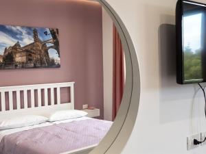 espejo en un dormitorio con cama y TV en Garibaldi Rooms 29 - Piazza Marina a Palermo - In pieno Centro., en Palermo
