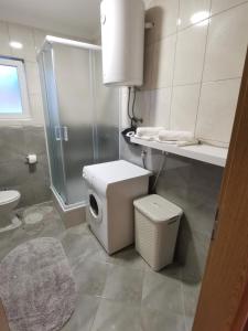 biała łazienka z toaletą i prysznicem w obiekcie Apartment Gabrijel w mieście Sveti Filip i Jakov