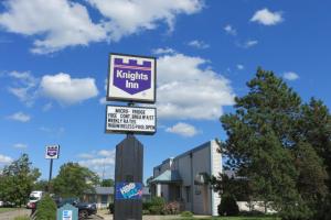 una señal para una posada de caballeros en un poste en Knights Inn Canton, en Lake Cable