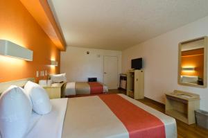 Un pat sau paturi într-o cameră la Motel 6-Frederick, MD - Fort Detrick
