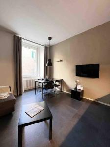 salon z kanapą i stołem w obiekcie Pizzofalcone27 w mieście Neapol +6 zdjęć