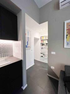 salon z laptopem na ladzie w obiekcie Pizzofalcone27 w mieście Neapol