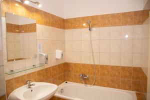 Kúpeľňa v ubytovaní Triple M Hotel