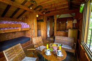 ein Zimmer mit einem Tisch und Stühlen in einer Hütte in der Unterkunft Domaine d'Escapa in Estipouy