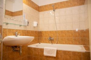 Kúpeľňa v ubytovaní Triple M Hotel