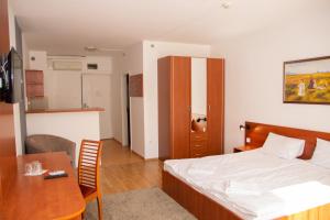 Posteľ alebo postele v izbe v ubytovaní Triple M Hotel