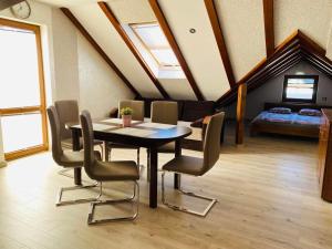 Posteľ alebo postele v izbe v ubytovaní Apartamenty by Hanna