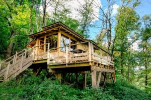 ein Baumhaus mitten im Wald in der Unterkunft Domaine d'Escapa in Estipouy
