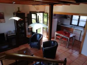 uma cozinha e sala de jantar com mesa e cadeiras em El Oteru II em Gancedo