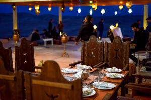 un tavolo con piatti di cibo in cima a un ristorante di Agafay Pearl Camp Marrakech a Marrakech Altre 37 foto
