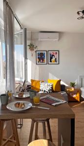 een woonkamer met een tafel met eten erop bij Studio apartman Siget II in Zagreb