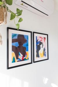 twee ingelijste foto's van een vrouw aan een muur bij Studio apartman Siget II in Zagreb