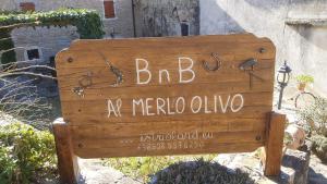a sign for the entrance to the bb at mercado online at al Merlo Olivo, rural istrian house in Buje