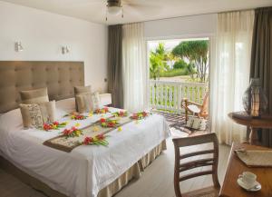 A bed or beds in a room at Raiatea Lodge Hotel