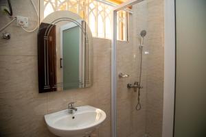Vannas istaba naktsmītnē Macoba Luxury Apartments