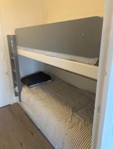 an empty bunk bed in a small room at ESCAPADE FAMILIALE A LA MER in Quiberon
