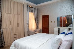 En eller flere senge i et værelse på Macoba Luxury Apartments