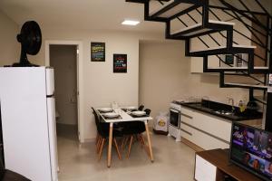uma cozinha com uma mesa e um frigorífico branco em POUSADA GERMÂNICA em Marcelino Ramos