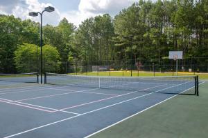 Facilități de tenis și/sau squash la sau în apropiere de Rustic Mountain Cabin