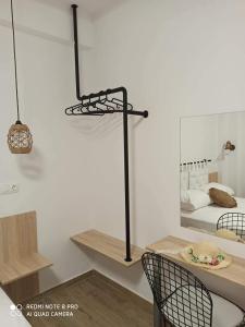 Habitación con mesa, 2 sillas y espejo. en Bamboo Luxury Studios, en Nikiti