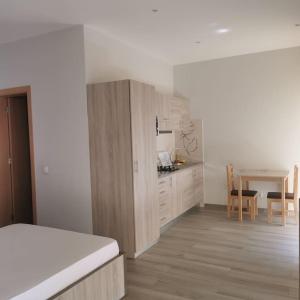 Cette chambre comprend une cuisine, une table et un lit. dans l'établissement Ellen Apartamentos, à Espargos