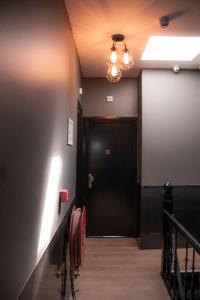 un pasillo con una puerta negra y una puerta negra Sidx Sidx en Amsterdam Hostel Sarphati, en Ámsterdam