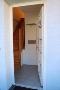einen Flur mit Tür zum Bad in der Unterkunft Appartement Tischi in Ilsenburg
