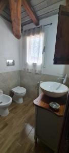 オルビアにあるSUITE DELUXE OLBIA which wonderful viewのトイレと洗面台付きのバスルーム