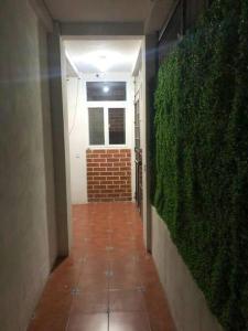 un pasillo con una pared verde en un edificio en HuehueLoft1 estacionamiento y wifi en Huehuetenango