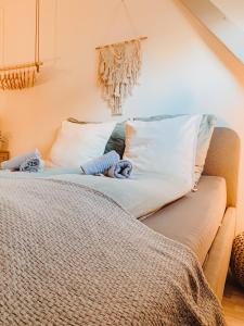 a bed with pillows on it in a room at Berggeflüster Winterberg- im Herzen Winterbergs in Winterberg