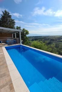 uma grande piscina azul com vista em Il Nido B&B em San Vito Chietino