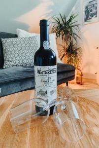 a bottle of wine and glasses on a table at Berggeflüster Winterberg- im Herzen Winterbergs in Winterberg