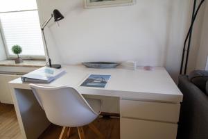 フェーマルンにあるLütt Hus Ernaの白いデスク(白い椅子、ランプ付) +7枚の写真