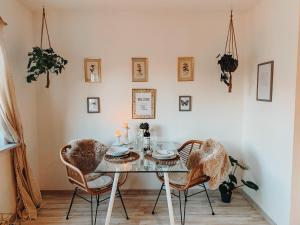 a dining room with a glass table and chairs at Berggeflüster Winterberg- im Herzen Winterbergs in Winterberg