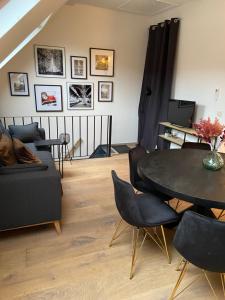 - un salon avec une table et un canapé dans l'établissement Antwerpcityhome, à Anvers