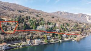 een luchtzicht op een stad op het water bij Appartamento vista Lago, giardino spiaggia a Stresa vista Isole Borromee e Golfo Borromeo - STRESAFLAT in Stresa