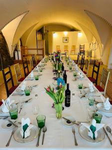 Reštaurácia alebo iné gastronomické zariadenie v ubytovaní Schloss Moosburg Gästehaus