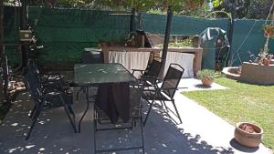 un patio con mesa y sillas en un patio trasero en Departamento para relax y descanso en Ciudad Lujan de Cuyo